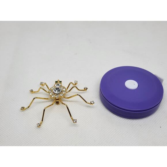 VINTAGE GOLD TONE AND WHITE RHINESTONES 3D SPIDER BROOCH PIN 80S HALLOWEEN - Picture 6 of 8